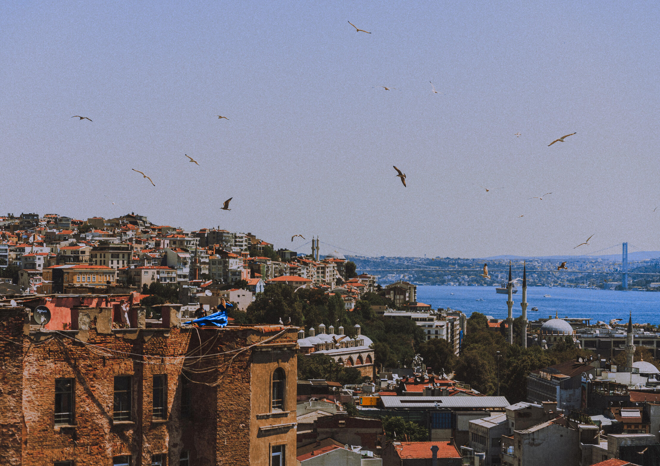 Istanbul — A special moment that was captured while some Turkish people were working on a rooftop renting dresses and offering photoshoots. One significant activity for the Turkish tourism that shows the beauty of the city in style.