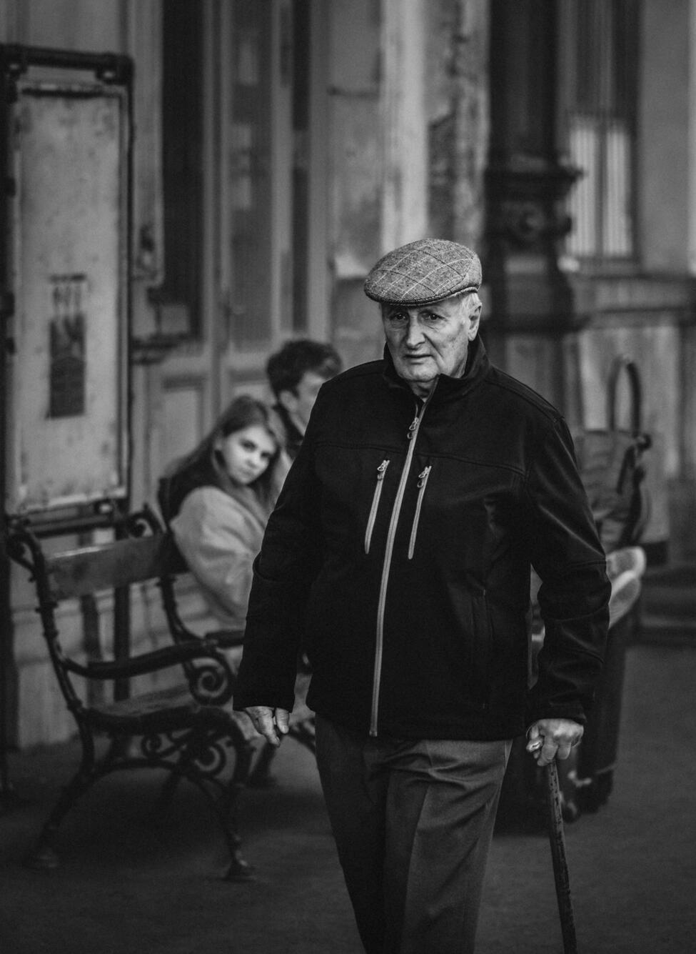 This elderly man embodied a phase in the lives of countless individuals. In that moment, with his candid expression, it seemed as though he was burdened with a significant amount of memories.
